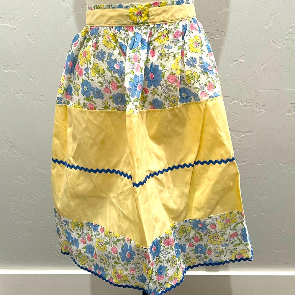 Vintage Floral Yellow Apron with Ric Rac Detail | Farmhouse Apron Country